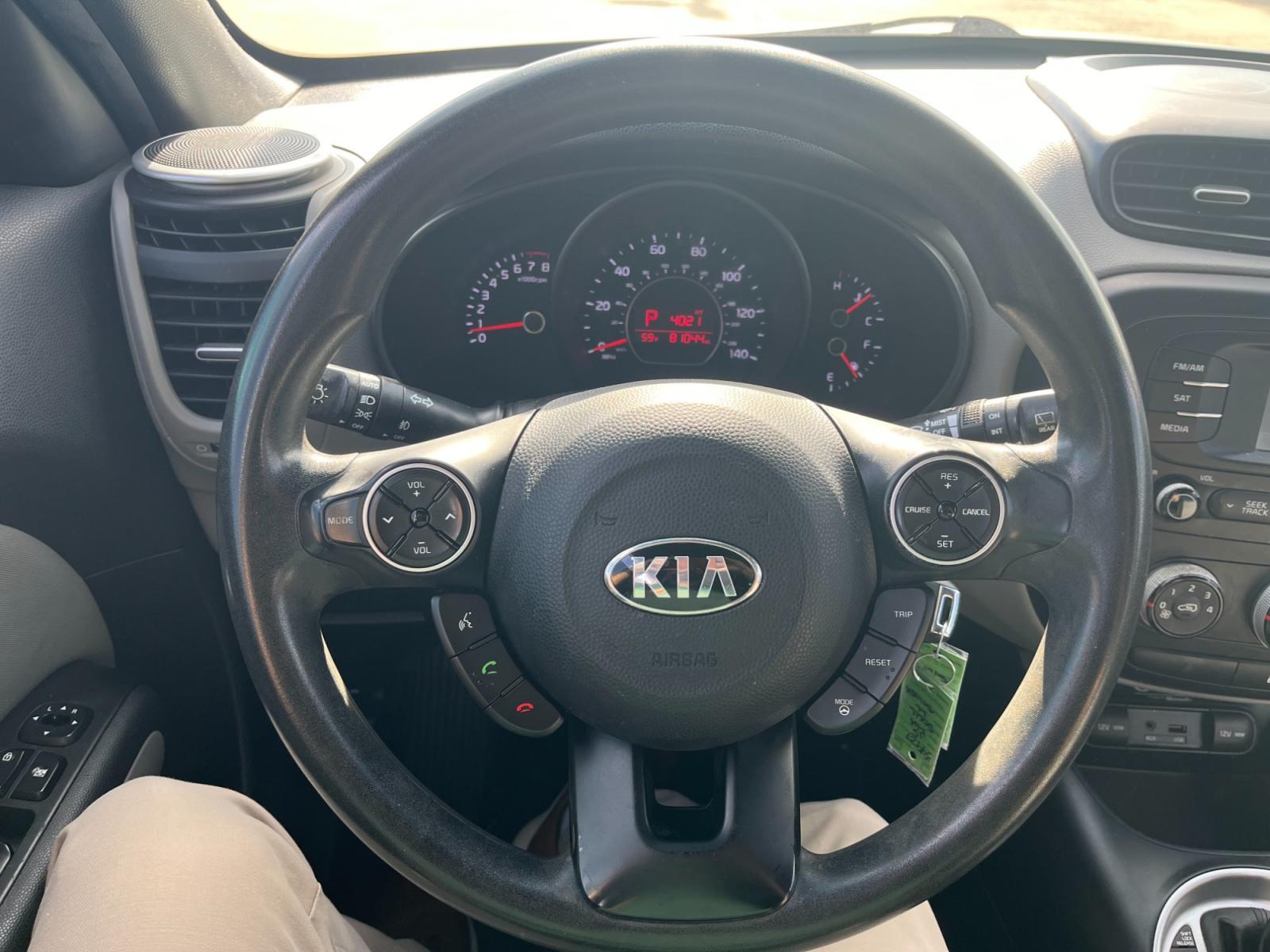 2015 SILVER /black Kia Soul Base (KNDJN2A20F7) with an 1.6L L4 DOHC 16V engine, Automatic transmission, located at 14700 Tomball Parkway 249, Houston, TX, 77086, (281) 444-2200, 29.928619, -95.504074 - Photo #16